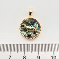 Makrodetail eines 2,5 cm Stier-Sternzeichen-Anhängers mit Goldstruktur und Abalone-Inlay - Stier Abalone-Schale