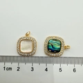 Detailansicht der 18K vergoldeten quadratischen Anhänger mit Abalone-Muschel und Zirkon - Quadratischer Stil (Abalone-Muschel)
