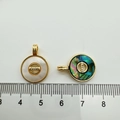 Vista macro de colgantes de nácar y abulón chapados en oro 18K con detalles de circonitas - Estilo Redondo (Concha de Abulón)
