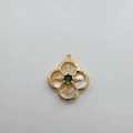 Detalle del colgante chapado en oro de 18K con gema verde e incrustación de nácar blanco - Estilo Trébol (Concha Blanca)