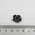 Détail d'un connecteur camélia noir plaqué or 18K pour la création de bijoux DIY - Camélia Blanc Moyen K (noir)