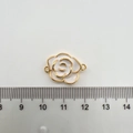 Détail d'une breloque camélia blanc plaqué or 18K avec règle mesurant sa longueur de 2,5 cm - 18K Medium Camellia (White)