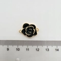 Vue détaillée de la fleur de camélia en émail noir 22mm avec boucles dorées doubles - Camélia De Taille Moyenne En Or 18 Carats (noir)