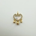Detalle macro de colgante de cerradura Ruyi chapado en oro 18K con nácar y circonitas - Candado De Longevidad