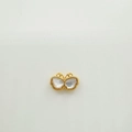 Macro-opname van 18K vergulde vlinder hanger met wit parelmoer ingebed detail - 3D Vlinder