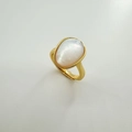 Dettaglio anello dorato regolabile con grande inserto in madreperla bianca ovale - Anello Aperto Regolabile in Conchiglia Bianca Ovale