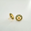 Dettaglio degli orecchini a fiore dorati con pietre marquise verdi e perni in argento - Perni Orecchini Argento 925 (Coppia, Senza Perla)