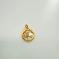 Detalle del colgante redondo de oro de 18k con nácar blanco y diseño de flores - Flor-Dorado