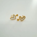 Dettaglio di orecchini a cuore dorati 18k con intarsio in conchiglia e base DIY - Perno per Orecchino