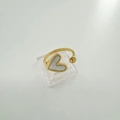 Dettaglio base anello a cuore in oro 18k con intarsio in conchiglia e castone perla - Anello Regolabile