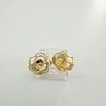 Orecchini a perno a camelia placcati in oro con petali di conchiglia bianca perlata - Stile Perno Orecchino (Senza Perla)