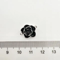 Connecteur camélia plaqué or 18K avec émail noir et règle de mesure pour échelle - Camélia Blanc K Petit (noir)