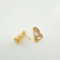 Détail de boucles d'oreilles papillon plaqué or 18K avec nacre blanche et petits zircons - Boucles d'Oreilles Clous Papillon (Paire)