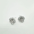 Detail van 18K vergulde bloemoorbellen met wit emaille en fonkelende kristallen - Oorbellen Alleen Zonder Parel - Zilver - Paar