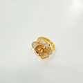 Detail van de 18K vergulde bloemring met witte emaille bloembladen en zirkonia-stenen - Ring Zonder Parel - Goud