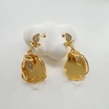 Dettaglio orecchini a foglia placcati oro 18K con cristalli e pendenti con finitura a martello - Farfallina Orecchino Solo (Senza Perla) / Oro