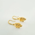 Ganchos para pendientes de hoja barroca bañados en oro 18K con circonitas blancas micro - Diseño de Hoja