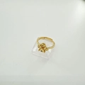 Detail eines verstellbaren goldfarbenen Ringrohlings in Blumenform für DIY-Perlen - Ringrohlinge