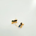 Macro-opname van vlinder oorbellen met abalone schelp inleg en gouden metalen details - Gouden Oorsteker Alleen (Zonder Parel)