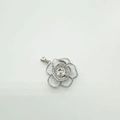 Zilveren camelia bloem hanger met wit emaille en fonkelende kristallen in het midden - Hanger Zonder Parel & Ketting - Zilver
