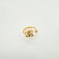 Detalle de anillo de flor ajustable bañado en oro de 18K con piedra verde y pétalos - Anillo - Dorado (Sin Perla)