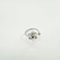 Detalle de anillo de plata ajustable con pétalos rotatorios y piedra preciosa verde - Base de Anillo Plateado Solo (Sin Perla)