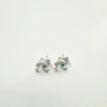 Pendientes de flores en plata con pétalos de nácar blanco y gema central de color verde - Poste de Pendiente Plateado Solo (Sin Perla)