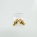Base para pendientes bañada en oro 18K con piedra verde y detalles de esmalte - Pendientes - Color Dorado