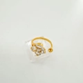 Anillo de flor en oro de 18K con circonitas ovales y base de perla sobre acrílico - Base de Anillo Solo (Sin Perla) / Dorado