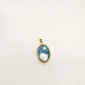 Blauer handbemalter Emaille-Anhänger mit 18K Goldrahmen und Naturperlen - Ellipse