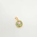 Details des 18K vergoldeten Emaille-Anhängers mit rosa Blume und kleiner Perle - Blumen Quadrat Stil (Grün)