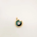 Anhänger mit 18K Gold Tulpen-Emaille und zentraler weißer Perle im Vintage-Stil - Rund