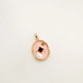 Pendentif rétro en or 18K avec émail rose, pierre rouge et détail de perle blanche - Style Ovale