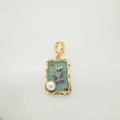 Pendentif rectangulaire émaillé plaqué or 18K avec papillon violet et perle naturelle - Pendentif Rectangulaire Papillon Bleu