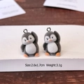Detailopname van 2,6x1,7cm afmetingen en gewicht van de gevlokte pinguïn hangers - Sportieve Pinguïn