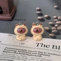 Detailed view of 2cm resin kitten charms with weight info on newspaper background - Siamese Cat