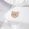 Détail du pendentif tête de chat en alliage émaillé avec un anneau métallique doré chic - Chat Kaki