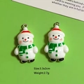 Dettaglio di ciondoli a pupazzo di neve in resina per la creazione di gioielli fai-da-te - Pupazzo di Neve Verde (W70)