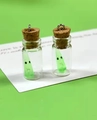 Glasflaschen-Anhänger mit grünem Geister-Charm aus Harz und Naturkork-Verschluss - Grasgrüner Geist Flasche