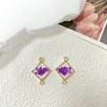 Macro detail of diamond-shaped gold alloy pendant with purple dried flower resin - Square / Purple Flower