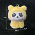 Vista macro di un ciondolo a panda in peluche da 3cm con cappuccio giallo e misure - Panda Giallo