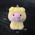 Dettaglio ciondolo maialino rosa con felpa gialla e misure di 3cm altezza e 2cm larghezza - Maiale in completo giallo