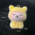 Vista dettagliata del ciondolo animale floccato giallo con dimensioni 2,7cm per 2,1cm - Orso Giallo