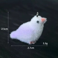 Vista macro di ciondolo uccello floccato bianco con altezza 2,5cm e anello in metallo - Pappagallo Viola