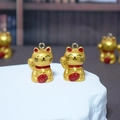 Süße Maneki Neko Glückskatzen-Anhänger aus Harz in Gold mit rotem Emaille für DIY-Schmuck - Goldene Winkende Katze - Rechte Hand (F214) / Gold