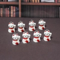 Set mit acht weißen Harz Maneki Neko Glückskatzen-Anhängern mit roten Schals und Glocken - Weiße Winkende Katze - Linke Hand (F214) / Weiß