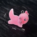 Vista macro del ciondolo axolotl rosa floccato con anello in metallo e misure - Axolotl