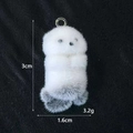 Dettaglio del ciondolo a forma di lontra bianca felpata di 3cm x 1,6cm e peso 3,2g - Lontra
