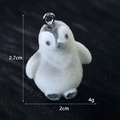Dettaglio del ciondolo a pinguino floccato da 2,7 cm con dimensioni e anello in metallo - Pinguino con le mani abbassate