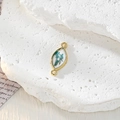Dettaglio macro di montatura dorata con fiori secchi color teal per gioielli fai da te - Fiore Blu Marquise